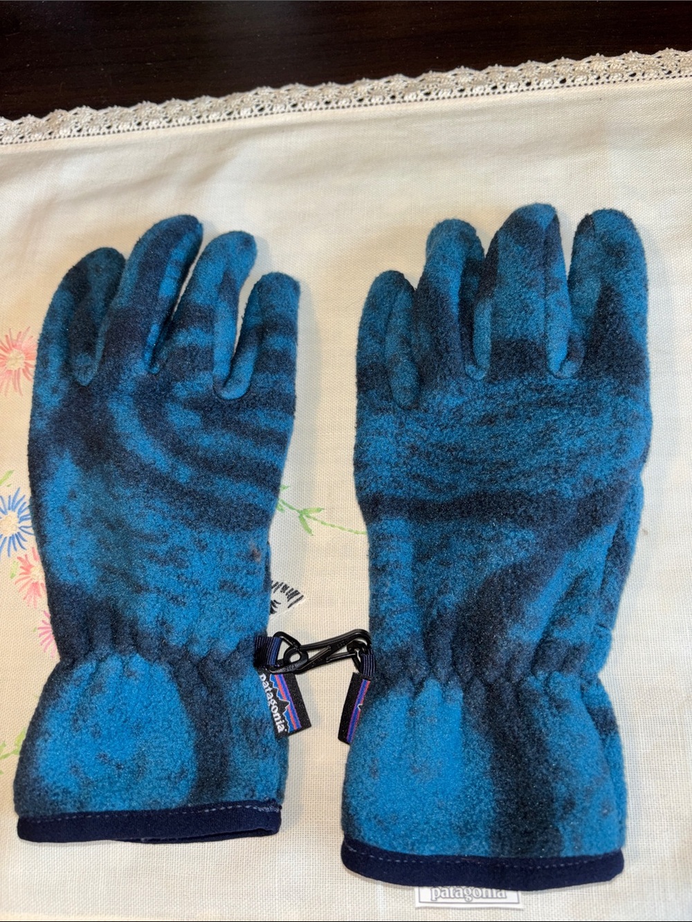 Patagonia Synchilla Fleece Gloves featuring a soft, abstract design and elastici